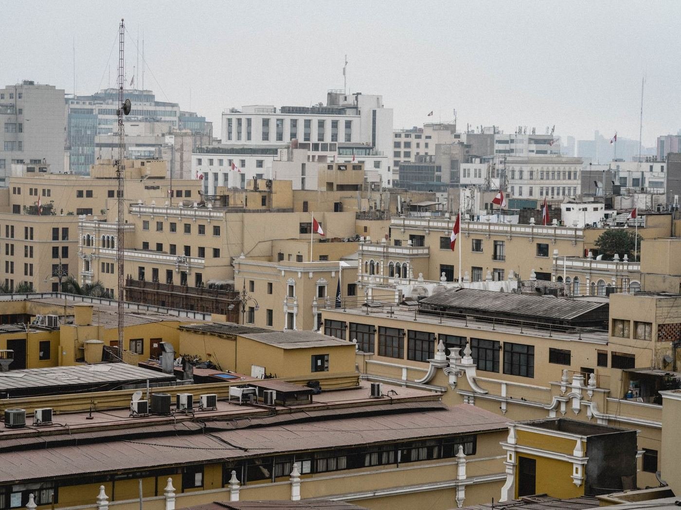 I tetti del centro storico di Lima con le bandiere peruviane