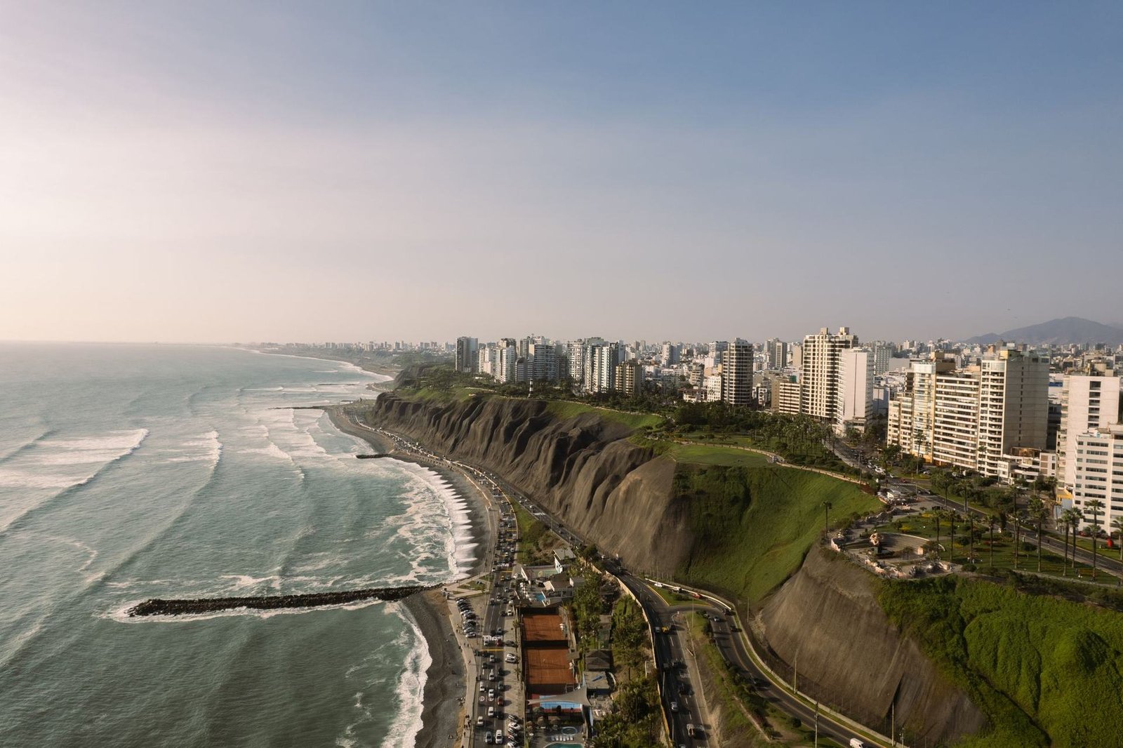 La costa di Lima vista dall'alto